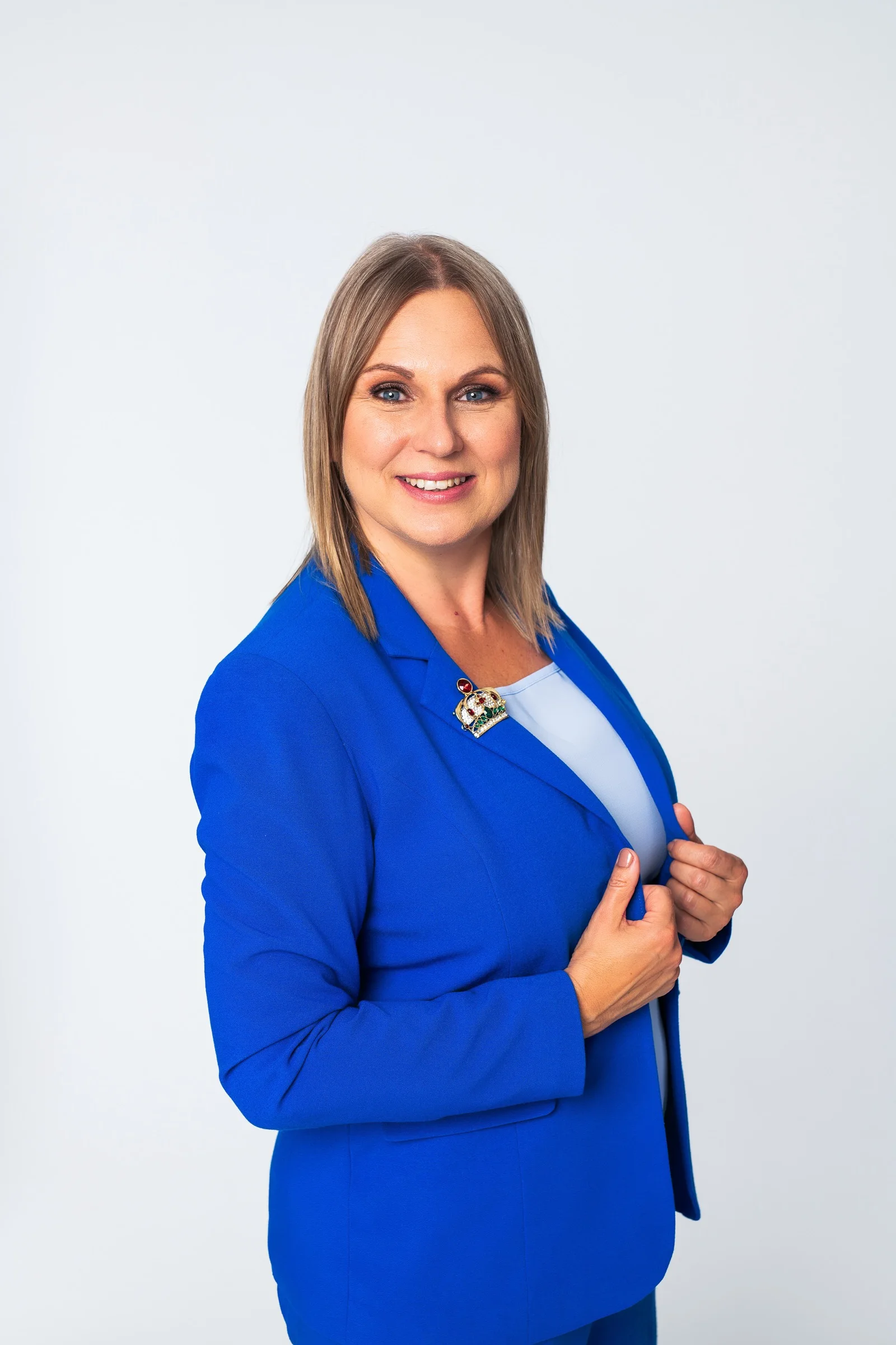 Gosia Bałęczna-Nowacka, liderka Coral Club, w kobaltowej marynarce na jasnym tle